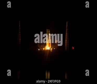 Cape Canaveral, Florida, USA. 16.. November 2022. Die Artemis 1 Rakete startet am Mittwoch, den 16. November 2022, im Kennedy Space Center in Cape Canaveral, Florida. (Bild: © Dominic Gwinn/ZUMA Press Wire) Bild: ZUMA Press, Inc./Alamy Live News Stockfoto