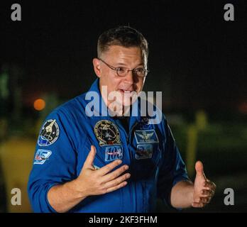 Cape Canaveral, Florida, USA. 15.. November 2022. 16. November 2022, Cape Canaveral, Florida: NASA-Astronaut Col. Doug ''Wheels'' Wheelock spricht vor dem Start der Artemis 1-Rakete im Kennedy Space Center. Wenn der Start erfolgreich ist, wird er Menschen zum Mond und darüber hinaus schicken. (Bild: © Dominic Gwinn/ZUMA Press Wire) Bild: ZUMA Press, Inc./Alamy Live News Stockfoto