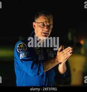 Cape Canaveral, Florida, USA. 15.. November 2022. 16. November 2022, Cape Canaveral, Florida: NASA-Astronaut Col. Doug ''Wheels'' Wheelock spricht vor dem Start der Artemis 1-Rakete im Kennedy Space Center. Wenn der Start erfolgreich ist, wird er Menschen zum Mond und darüber hinaus schicken. (Bild: © Dominic Gwinn/ZUMA Press Wire) Bild: ZUMA Press, Inc./Alamy Live News Stockfoto