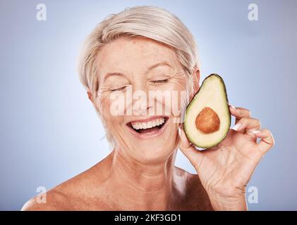 Schönheit, Hautpflege und ältere Frau mit Avocado Kosmetik Lächeln für Bio-Haut Gesundheit, natürliche Entgiftung und Luxus-Spa-Mockup. Porträt eines glücklichen Senior Stockfoto