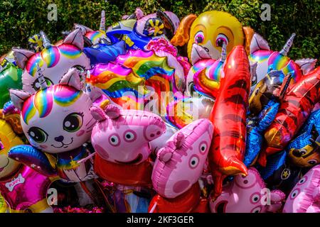 Detail der Reihe von bunten Helium Cartoon Figuren Ballons. Einhörner, Hunde und andere Charaktere. Stockfoto