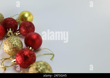 Weihnachtskugeln, Kugeln, isoliert auf weißem Hintergrund. Weihnachtsschmuck auf weißem Hintergrund. Weihnachten Hintergrund. Stockfoto