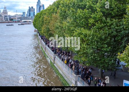 Die Schlange am South Bank in London, um die verstorbene britische Königin Elizabeth II. Im Staat mit St. Paul's & The City of London im Hintergrund liegen zu sehen. Stockfoto