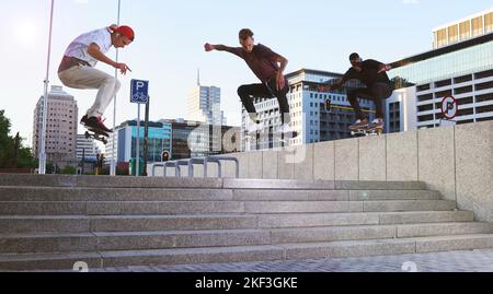 Nur für Skater. Junge Männer, die eine Treppe hinunterlaufen. Stockfoto