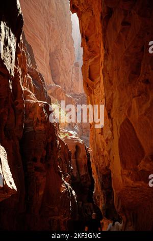 Eine Schlucht in der Wüste Wadi Rum, UNESCO-Weltkulturerbe. Bevölkert von Beduinenfamilien Stockfoto