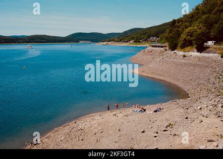 Der Edersee (Edertalsperre) ist flächenmäßig das zweitgrößte und mengenmäßig das drittgrößte Reservoir in Deutschland. Der Damm ist 48 m hoch Stockfoto