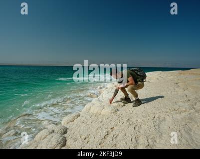 Das Tote Meer, Jordanien. Im Toten Meer gibt es nichts lebendiges. Über 400 Meter unter dem Meeresspiegel. Stockfoto