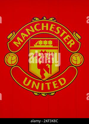 Manchester United Football Club-Wappen. Manchester United Logo. Foto eines Kiosks in Old Trafford Stockfoto