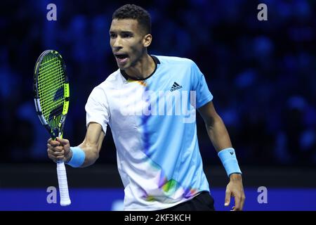 Turin, italien, 16/11/2022, Turin, Italien. 15.. November 2022. Felix Auger-Aliassime aus Kanada feiert während des Round Robin-Einzelmatches zwischen Rafa Nadal aus Spanien und Felix Auger-Aliassime aus Kanada am dritten Tag des Nitto ATP World Tour Finals. Felix Auger-Aliassime gewinnt 6-3, 6-4 gegen Rafa Nadal. Quelle: Marco Canoniero/Alamy Live News Stockfoto