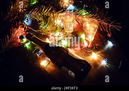 Zwei Sektgläser und Weihnachtsschmuck. Romantischer Abend mit Alkoholkonsum. Die Feier des neuen Jahres und Weihnachten. Schönen Urlaub. Stockfoto