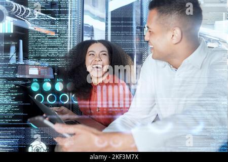 Server, Team und Techniker für die Reparatur von Hologrammen mit einem Mann und einer Frau in einem Netzwerkserverraum. Cloud, Programmierer und Cloud Computing von Ingenieuren mit Stockfoto