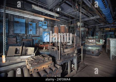 Die alte Produktionslinie von Zylinderblöcken in einer bankrotten Autofabrik wurde gestoppt Stockfoto