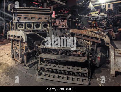 Kaputte Ausrüstung in einer verlassenen Autofabrik Stockfoto