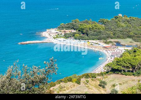 Luftaufnahme des schönen Strandes von Portonovo Stockfoto