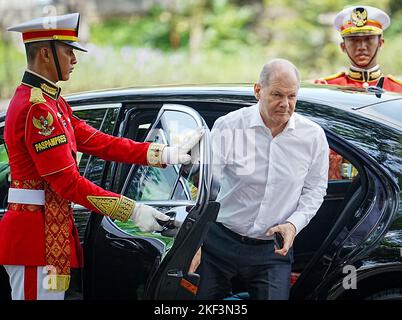 Nusa Dua, Indonesien. 16.. November 2022. 16. November 2022, Indonesien, Nusa Dua/Bali: Bundeskanzler Olaf Scholz (SPD) steigt am Rande des Gipfels von G20 aus dem Auto. Foto: Kay Nietfeld/dpa Kredit: dpa picture Alliance/Alamy Live News Stockfoto