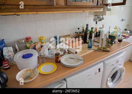 Studentenwohnung, Küche, ungewohntes Geschlecht Stockfoto