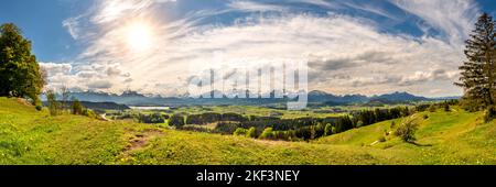 Panorama Landschaft im Allgäu mit Bergkette der Alpen Stockfoto