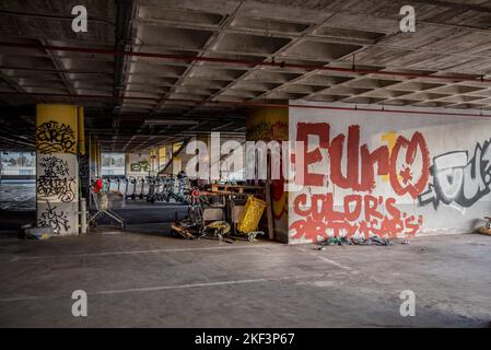 Barcelona, Spanien. 15.. November 2022. Ein allgemeiner Blick auf eine der Etagen des verlassenen Parkplatzes am Terminal 2 des Flughafens Barcelona. Der 6-stöckige Parkplatz im Terminal 2 des Flughafens wurde wegen der hohen Parkkosten seit mehr als 3 Jahren verlassen. Es ist zu der Heimat von mehreren Obdachlosen geworden, die sich vor den kalten Temperaturen schützen, aber es ist auch zu einer bekannten Müllhalde für viele geworden. (Foto von Ximena Borrazas/SOPA Images/Sipa USA) Quelle: SIPA USA/Alamy Live News Stockfoto