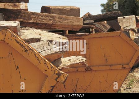 Alte Holzbalken in einem gelben skip-Container Stockfoto