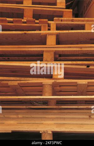 Ein Stapel von Holzpaletten Stockfoto