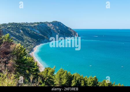 Luftaufnahme des schönen Strandes von Mezzavalle in Ancona Stockfoto