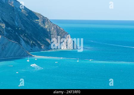 Luftaufnahme des schönen Strandes von Mezzavalle in Ancona Stockfoto