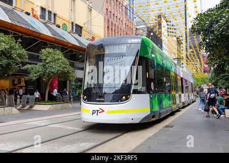 Melbourne Australien, Straßenbahn für öffentliche Verkehrsmittel im Stadtzentrum von Melbourne, Weihnachtsbeleuchtung in der Bourke Street, Melbourne, Australien Stockfoto