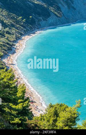 Luftaufnahme des schönen Strandes von Mezzavalle in Ancona Stockfoto