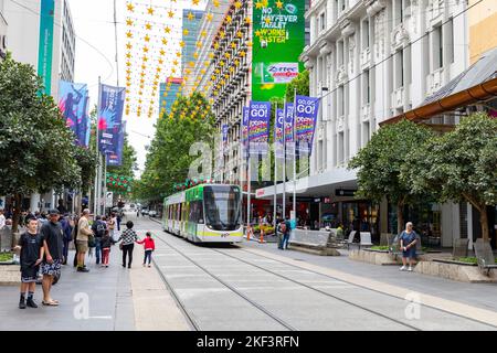 Straßenbahn Melbourne in der Bourke Street im Stadtzentrum mit Weihnachtslichtern und Weihnachtseinkäufern, Melbourne CBD, Victoria, Australien Stockfoto