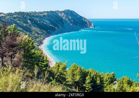 Luftaufnahme des schönen Strandes von Mezzavalle in Ancona Stockfoto