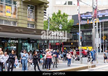 Optus Telekommunikationsgeschäft in der Bourke Street in Melbourne Victoria, Leute warten an der Straßenbahnhaltestelle, Victoria, Australien Stockfoto