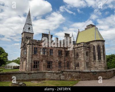 Alton Castle, eine neugotische Burg, im Dorf Alton, Staffordshire, Großbritannien; Mitte des 19.. Jahrhunderts vom Architekten Augustus Pugin Stockfoto