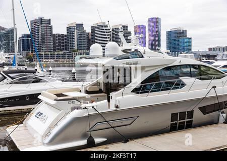 Azimut machte super Yacht Boot in der Marina in Melbourne docklands, Victoria, Australien festgemacht Stockfoto