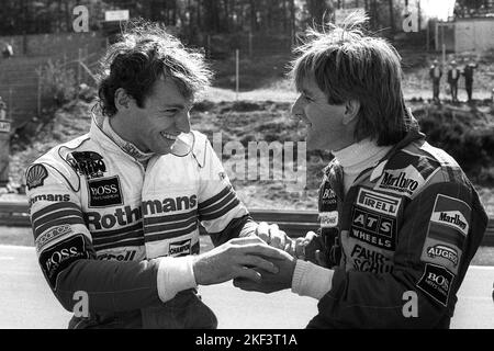 ARCHIVFOTO: Stefan BELLOF wäre am 20. November 2022 65 geworden, Stefan BELLOF (BRD, links) und Manfred WINKELHOCK (BRD) im Gespräch, Hände haltend, lacht; Halbfigur, s/w-Aufnahme; Großer Preis von Belgien in Zolder am 28.. April 1984 Motorsport, Formel 1, Auto, Rennwagen, Autorennen, Formel 1, Rennfahrer, Fahrer, Grand Prix, Deutschland, GER, Bundesrepublik, Bel; ?SVEN SIMON#Prinzessin-Luise-Straße 41#45479 Mülheim / R uhr #Tel 0208/9413250#Fax. 0208/9413260#GLSB Bank, Kontonummer: 4030 025 100, BLZ 430 609 67# www.SvenSimon.net. Stockfoto