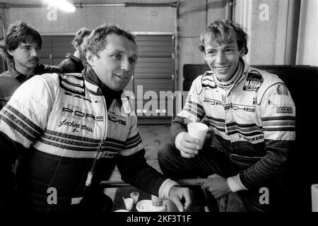 ARCHIVFOTO: Stefan BELLOF wäre am 20. November 2022 65 Jahre alt geworden, Stefan BELLOF (r.), Deutschland, Motorsport, Gut gelaunt zusammen mit Rennfahrer-Kollegen Jochen MASS, Deutschland, während einer Kaffeepause; Halbfigur; Landschaftsformat; Schwarz-Weiß-Schuss; 1000 km-Rennen am Nürgurgring, am 15. Juli 1984; ?Sven Simon#Prinzessin-Luise-Straße 41#45479 Mülheim / R uhr #tel. 0208/9413250#Fax. 0208/9413260#-Konto. 4030 025 100 GLSB-Bankleitzahl 430 609 67# www.SvenSimon.net. Stockfoto