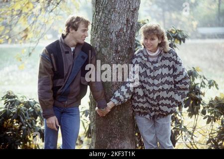 ARCHIVFOTO: Stefan BELLOF wäre am 20. November 2022 65 Jahre alt geworden, Stefan BELLOF, Deutschland, Motorsport, Privat, bürgerlich, zusammen mit seiner Freundin Angelika LANGNER, an einem Baum gelehnt; Fotositzung am 7.. November 1983 in Gießen; ?Sven Simon#Prinzessin-Luise-Straße 41#45479 Mülheim / R uhr #tel. 0208/9413250#Fax. 0208/9413260#-Konto. 4030 025 100 GLSB-Bankleitzahl 430 609 67# www.SvenSimon.net. Stockfoto