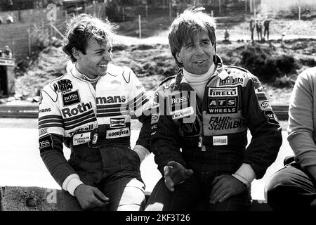 ARCHIVFOTO: Stefan BELLOF wäre am 20. November 2022 65 geworden, Stefan BELLOF (BRD, links) und Manfred WINKELHOCK (BRD) im Gespräch, nebeneinander sitzend, lacht; Halbfigur, Schwarzweiß-Schuss; Belgischer Grand Prix in Zolder am 28.. April 1984 Motorsport, Formel 1, Auto, Rennwagen, Autorennen, Formel 1, Rennfahrer, Fahrer, Grand Prix, Deutschland, GER, Bundesrepublik, Bel; ?SVEN SIMON#Prinzessin-Luise-Straße 41#45479 Mülheim / R uhr #Tel 0208/9413250#Fax. 0208/9413260#GLSB Bank, Kontonummer: 4030 025 100, BLZ 430 609 67# www.SvenSimon.net. Stockfoto