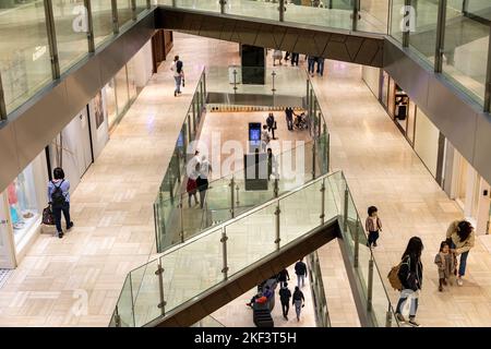 Etagen und Einkäufer im Emporium Einkaufszentrum im Stadtzentrum von Melbourne, Victoria, Australien Stockfoto