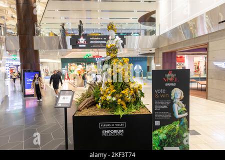 Emporium Einkaufszentrum im Stadtzentrum von Melbourne, CBD, Blumendarstellung im Innenbereich, Victoria, Australien Stockfoto