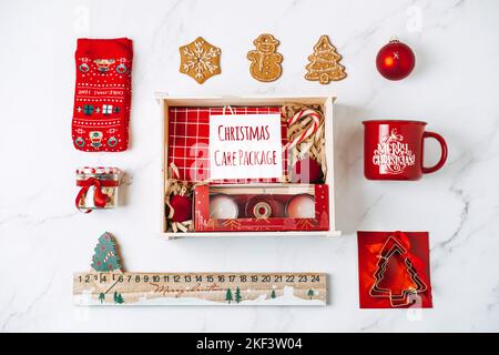 Geschenkschachteln Für Die Weihnachtsbetreuung. Weihnachtskörbe Hemmen Ideen. Nachhaltige umweltfreundliche weihnachts-Geschenkbox. Roter und brauner Becher mit Zero Waste Box Stockfoto