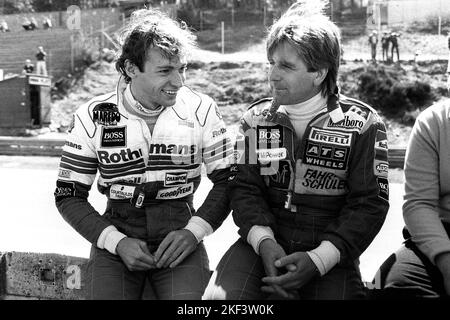 ARCHIVFOTO: Stefan BELLOF wäre am 20. November 2022 65 geworden, Stefan BELLOF (BRD, links) und Manfred WINKELHOCK (BRD) im Gespräch nebeneinander sitzend; Halbfigur, Schwarzweiß-Aufnahme; Belgischer Grand Prix in Zolder am 28.. April 1984 Motorsport, Formel 1, Auto, Rennwagen, Autorennen, Formel 1, Rennfahrer, Fahrer, Grand Prix, Deutschland, GER, Bundesrepublik, Bel; ?SVEN SIMON#Prinzessin-Luise-Straße 41#45479 Mülheim/R uhr #Tel 0208/9413250#Fax. 0208/9413260#GLSB Bank, Kontonummer: 4030 025 100, BLZ 430 609 67# www.SvenSimon.net. Stockfoto