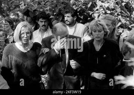 ARCHIVFOTO: Stefan BELLOF wäre 65 Jahre alt am 20. November 2022 hätten die Eltern des Rennfahrers Stefan Bellof und seiner Freundin Angelika LANGNER (r.), Deutschland bei seiner Beerdigung; Halbfigur; Landschaftsformat; Traurigkeit, Weinen, Emotionen; Schwarz-Weiß-Schuss; Beerdigung von Stefan Bellof am 9.. September 1985 in Gießen; ?Sven Simon#Prinzessin-Luise-Straße 41#45479 Mülheim/R uhr #Tel 0208/9413250#Fax. 0208/9413260#-Konto. 4030 025 100 GLSB-Bankleitzahl 430 609 67# www.SvenSimon.net. Stockfoto