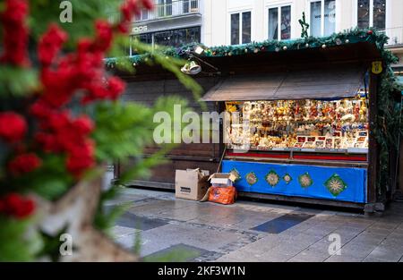 München, Deutschland. 16.. November 2022. Im Regen stehen Stände für den Christkindlmarkt am Marienplatz. Quelle: Sven Hoppe/dpa/Alamy Live News Stockfoto