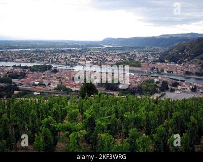 Das Dorf Tain l'Hermitage liegt am Ufer der Rhone vor dem Dorf Tournon in der Region Ardeche Stockfoto