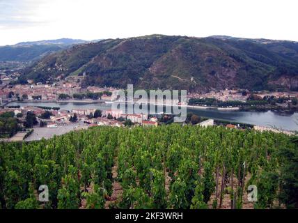 Das malerische Dorf Tournon liegt am Ufer der Rhone in der Region Ardeche Stockfoto