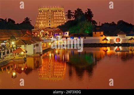 Sri Padmanabhaswamy Tempel, Lakshadeepa Festival Beleuchtung, Murajapam Festival, Beleuchtung von Öllampen, Kerala, Indien Stockfoto