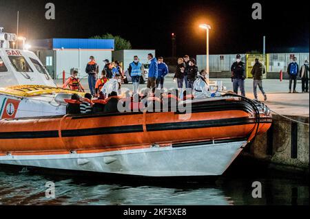 Roccella Jonica, Italien. 16.. November 2022. Bei Landungen wird ein Patrouillenboot gesehen. 28 Migranten, hauptsächlich aus Bangladesch, wurden auf einem Schiff in Not fast 115 Seemeilen vor der Küste gerettet und von der italienischen Küstenwache in die südliche Stadt Roccella Jonica (Italien) gebracht. Mitglieder des Roten Kreuzes und Ärzte ohne Grenzen leistten Migranten nach ihrer langen Reise aus Libyen lokale Hilfe. Kredit: SOPA Images Limited/Alamy Live Nachrichten Stockfoto