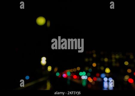 Ampeln in London bei Nacht - abstraktes, farbintensiges Bild Stockfoto
