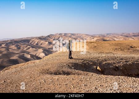 Palästinensische Naturlandschaft: Der Mensch blickt von oben auf die Landschaft Stockfoto