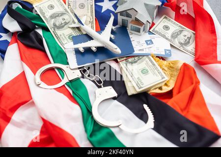 Nationale VAE, US-Flaggen, Spielzeugflugzeug und Pässe Stockfoto